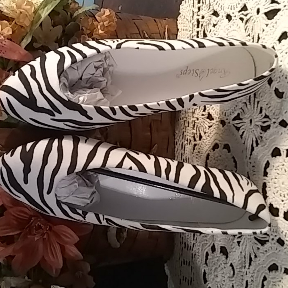 Shoes - Picture 2 of 7